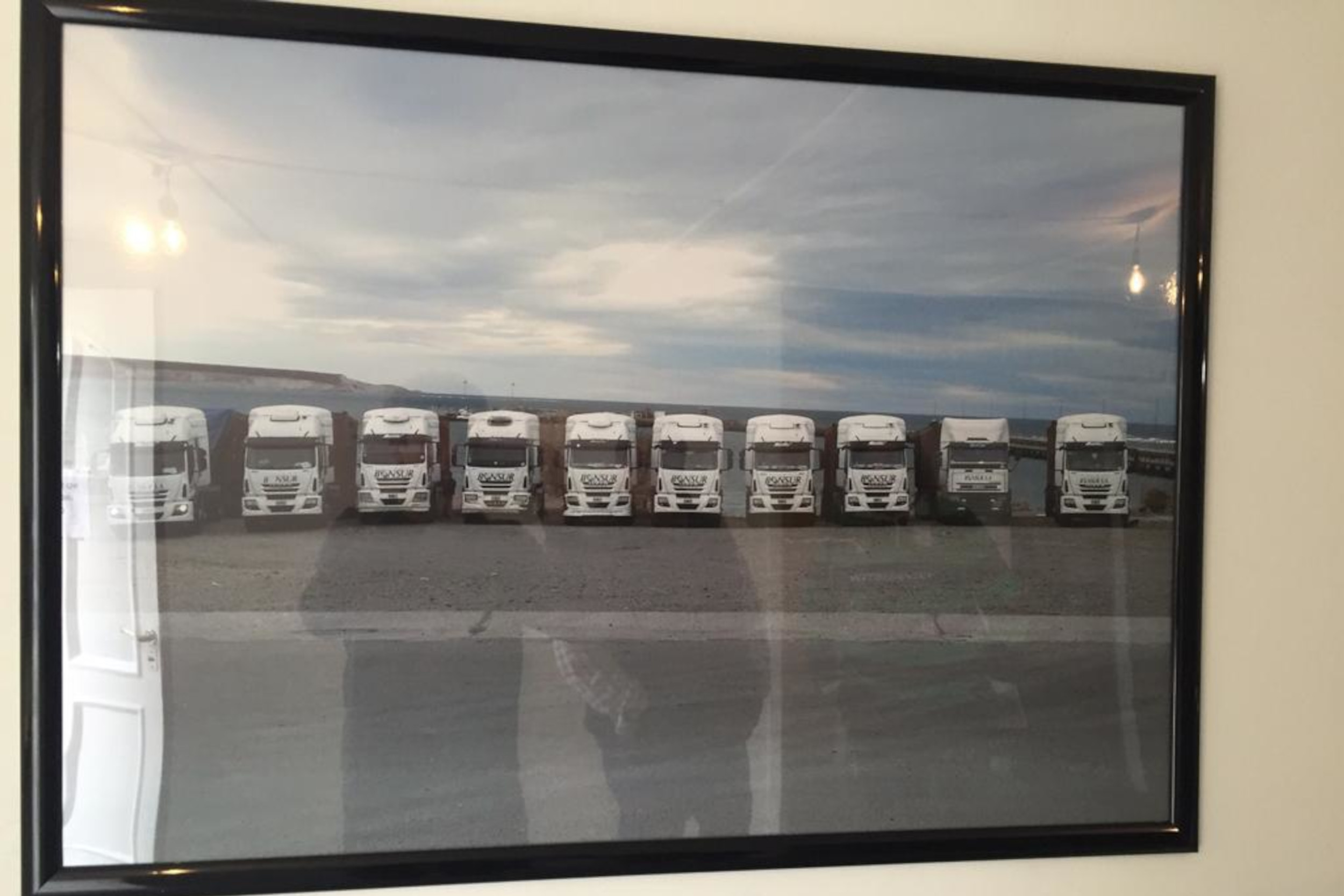 Foto de un cuadro que contiene varios camiones