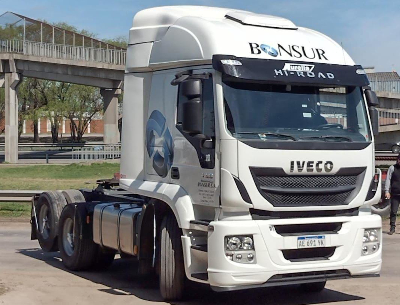 Vehículo de transporte pesado de la empresa Bonsur, modelo IVECO, circulando por una calle