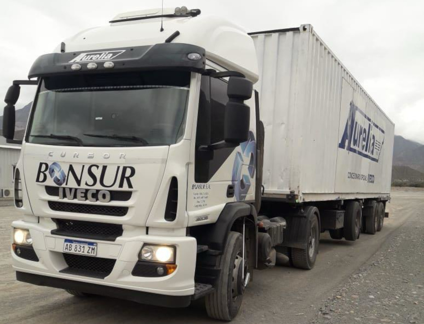 Camión blanco de la marca IVECO, de la empresa Bonsur, transportando una carga y estacionado
