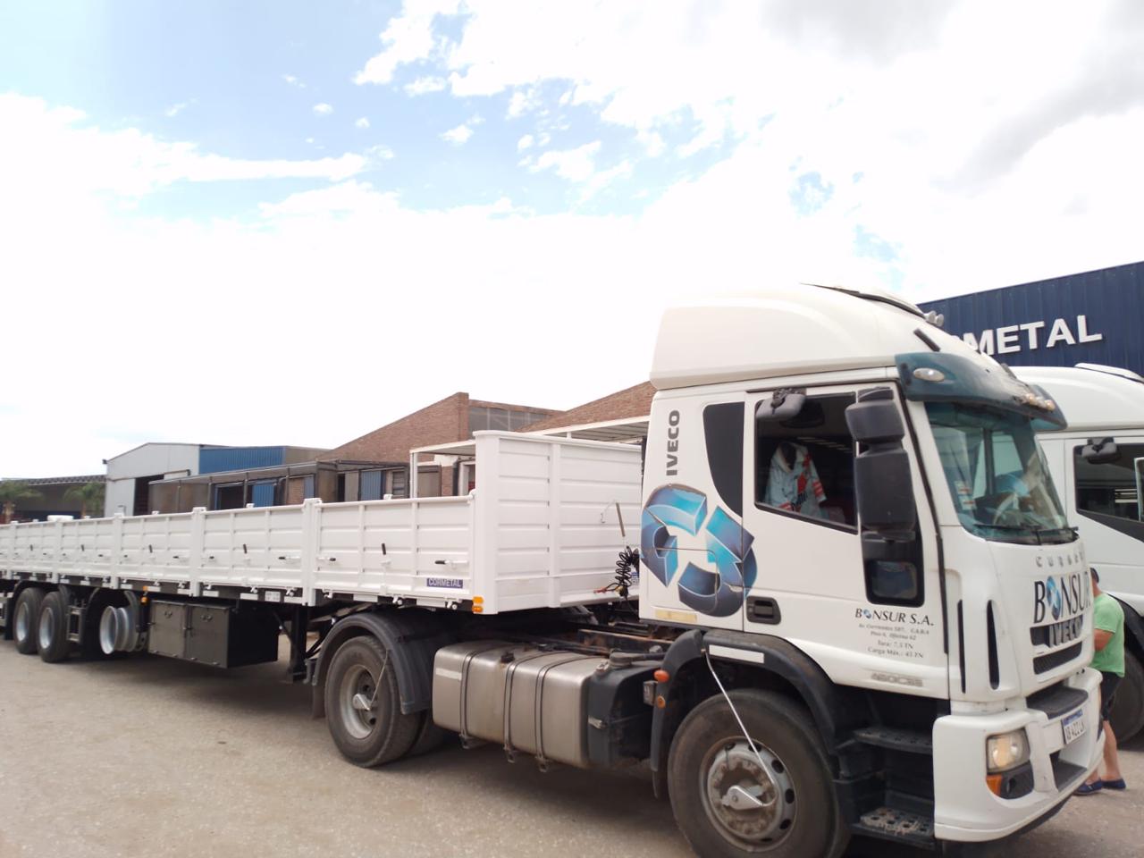 Vista 3/4 de batea con capacidad de 52 toneladas, preparada para carga